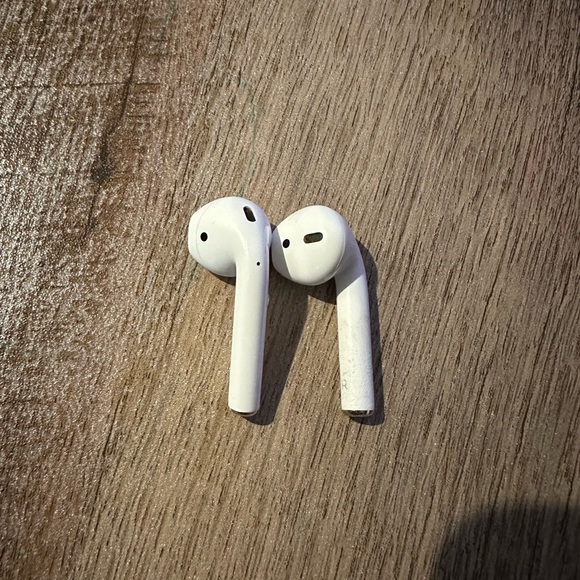 AirPods 1st Generation - Picture 4 of 4